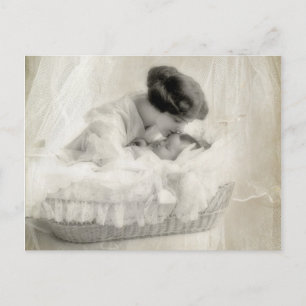 Vintage Mutter küsst Baby in Bassinet Postkarte