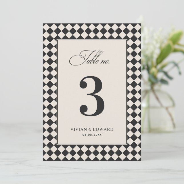 Vintage Old Money Checkered Wedding Table Number Einladung (Stehend Vorderseite)