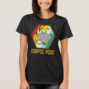 Vintage-Opossum macht Toter-Mann-Yoga für Yoga T-Shirt