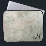 Vintage Pariser Werbung mit Monogramm Laptopschutzhülle<br><div class="desc">Passen Sie den Text mit Ihrem eigenen Initial an oder entfernen Sie ihn. Eine Collage von Vintagen Paris-Werbespeichern. Diese Anzeigen sind in extravaganten eleganten Schriftart geschrieben und erscheinen verblasst und abgenutzt. Die Struktur sieht alt aus und ist in grauen,  grünen und blassorangen Korallentönen verwittert. Ein schicker und trendiger Stil.</div>