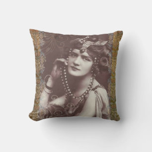 Vintage-Party-Girl auf viktorianischem Teppich Kissen