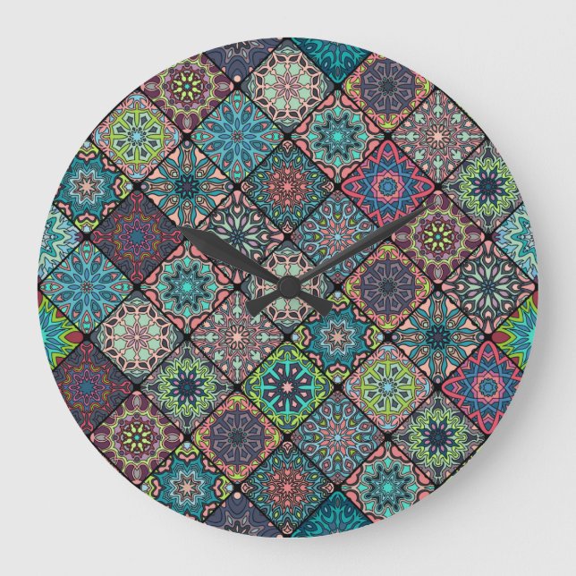 Vintage patchwork with floral mandala elemente große wanduhr (Vorderseite)