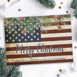 Vintage patriotische amerikanische Flagge Frohe We Mitteilungskarte<br><div class="desc">Mit dieser einzigartigen amerikanischen Flag Weihnachtskarte - US-amerikanische Fahne Design Vintag rotes Weiß-Design mit Heiligen und Beeren. Personalisieren Sie Ihre Nachricht und Ihren Familiennamen. Diese patriotische Weihnachtskarte ist ideal für Militärfamilien, Veteranen, patriotische Familien und Veteranen-Service-Abteilung Weihnachtskarten. COPYRIGHT © 2020 Judy Burrows, Black Dog Art - Alle Rechte vorbehalten. Vintage Patriotische...</div>