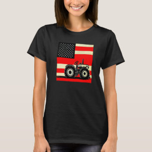 Vintage patriotischer Traktor auf einer Farm mit a T-Shirt
