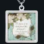 Vintage Pfau-u. der Radierungs-Braut Halskette<br><div class="desc">Text liest, ", um von diesem Tag zu haben und Vorwärts-, Braut- zu halten u. Bräutigamnamen u. Hochzeitsdatum." Dieser elegante Vintage Pfau-, Damast- und Radierungsentwurf wird auf einer breiten Strecke der Hochzeitsprodukte einschließlich Einladungen gekennzeichnet. Diese Sterlingsilber-Andenkenhalskette ist für ein Brautpartygeschenk für die Braut, für die Geschenke der Brautjungfern des Schmucks...</div>