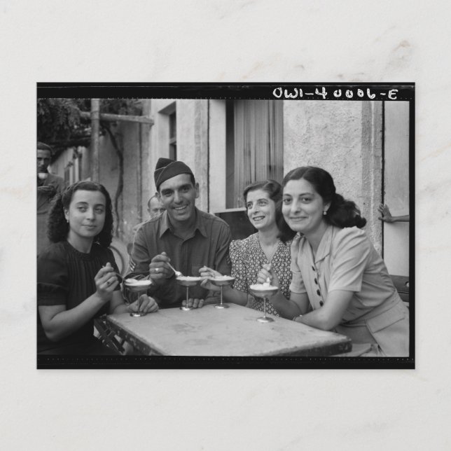 Vintage photo of people eating ice cream postkarte (Vorderseite)