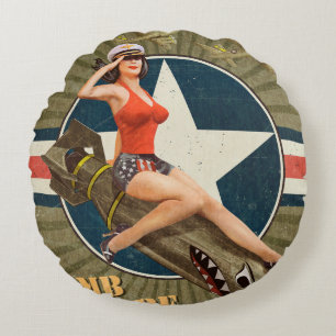 Vintage Plakat mit Pin-up Mädchen auf Bombe. abstr Rundes Kissen