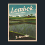 Vintage Reise Lombok Indonesien Retro Landschaftli Postkarte<br><div class="desc">Treten Sie ein in das tropische Paradies Lombok mit diesem bezaubernden,  von Reisen inspirierten Design. Inmitten nostalgischer Farben und zeitloser Anziehungskraft erblickt dieses Design die üppigen Landschaften dieses indonesischen Edelsteins in einer Retro-Ästhetik,  die an klassische Reiseplakate aus der Vergangenheit erinnert.</div>