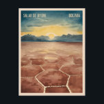 Vintage Reisen Bolivien Uyuni Salto Landschaft Postkarte<br><div class="desc">Mit diesem faszinierenden Retro-Reise-inspiriert Design lassen Sie sich von der surrealen Schönheit der bolivianischen Almhütte Uyuni verzaubern. Inmitten nostalgischer Farben und Vintagen Charmes vereint dieses Design die endlose Weite sechseckiger Salzformationen in einer Retro-Ästhetik,  die an klassische Reiseplakate aus der Vergangenheit erinnert.</div>