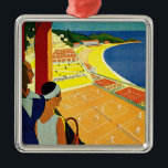 Vintage Reisen, Tennis, Sport, Monte Carlo Monaco Silbernes Ornament<br><div class="desc">Vintage Abbildung des europäischen Reiseplakats oder Gepäcklabels von Monte Carlo in Monaco mit einem Paar Tennisschläger und einem Tennisturnier in der Nähe des Strandes und des wunderschönen blauen Mittelmeers. Liebe und Romantik auf den Tennisplätzen. Monte Carlo ist berühmt für sein Casino Le Grand Casino.</div>