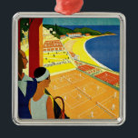 Vintage Reisen, Tennis, Sport, Monte Carlo Monaco Silbernes Ornament<br><div class="desc">Vintage Abbildung des europäischen Reiseplakats oder Gepäcklabels von Monte Carlo in Monaco mit einem Paar Tennisschläger und einem Tennisturnier in der Nähe des Strandes und des wunderschönen blauen Mittelmeers. Liebe und Romantik auf den Tennisplätzen. Monte Carlo ist berühmt für sein Casino Le Grand Casino.</div>