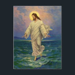 Vintage Religion, Jesus Christus läuft auf dem Was Postkarte<br><div class="desc">Vintage Veranschaulichung des religiösen Christentums-Designs mit einem der Wunder Jesu im Neuen Testament, Jesus Christus, der auf dem Wasser läuft. Der junge Mann trägt ein langes, fließendes Gewand und hat einen heiligen Halo oder eine Aura um seinen Kopf, während er durch ein Meer oder einen Ozean mit sanften Wellen geht....</div>