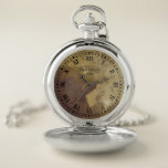 Vintage Replik der gealterten Antike der römischen Taschenuhr<br><div class="desc">Vintage Replik der römischen Ziffer alterte antike Jägertaschenuhr. Stellen Sie Ihre eigene einzigartige Repliktaschenuhr im Gold oder im Silber her. Nobles Zeitstück mit Hintergrundfarbe der römischen Ziffern, des Monogramms, des Jahres und der Gewohnheit. Schöne Retro Ehrerbietungsgeschenkidee für Männer. Das beschädigte Wasser verblaßte gelber Papierhintergrunddruck. Machen Sie Ihre Selbst für Sammler,...</div>