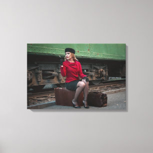 Vintage-Retro-Frau im Bahnhof Leinwanddruck
