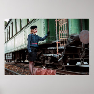 Vintage Retrofrau am Bahnhof Poster