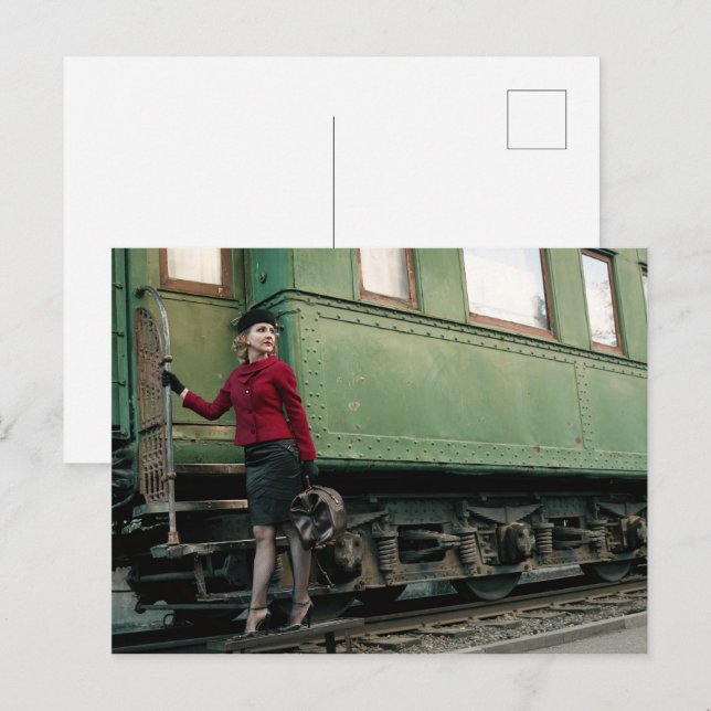 Vintage Retrofrau am Bahnhof Postkarte (Vorne/Hinten)