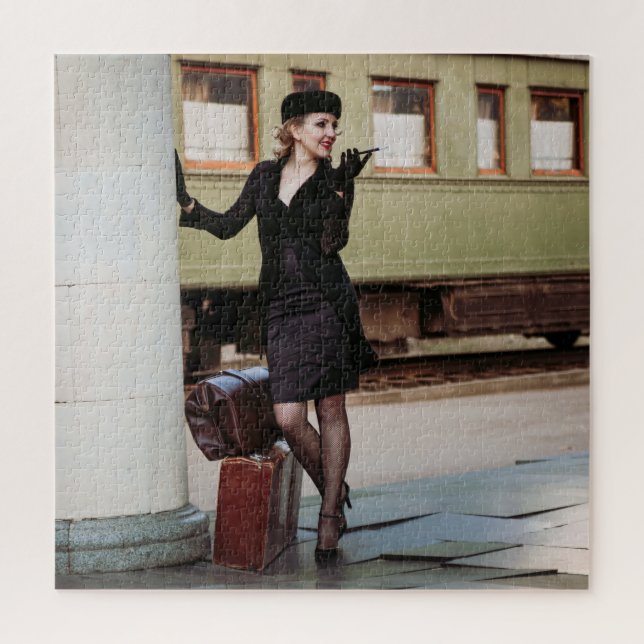 Vintage Retrofrau am Bahnhof Puzzle (Vertikal)