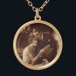 Vintage Romantik, Liebe und Romantik Liebhaber Vergoldete Kette<br><div class="desc">Vintages sepia altmodisches Foto mit einem Liebe- und Romantik-Bild mit einem frisch verheirateten Paar,  das neben einem Klavier Noten liest.</div>