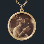 Vintage Romantik, Liebe und Romantik Liebhaber Vergoldete Kette<br><div class="desc">Vintages sepia altmodisches Foto mit einem Liebe- und Romantik-Bild mit einem frisch verheirateten Paar,  das neben einem Klavier Noten liest.</div>