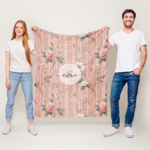 Vintage rosa auf gestreiftem rosa Hintergrund Fleecedecke