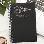 Vintage Rose Gold Scissor Haar Stylist-Logo Planer<br><div class="desc">Zeigen Sie Ihren beruflichen Stil mit dieser Vintagen Rose Goldschere Haar Stylistin Logo Planner. Dieser Planer ist perfekt für Friseursalons geeignet und vereint ein elegantes Vintages Design mit praktischer Funktionalität. Das elegante Gold-Schere-Logo der Rose verleiht Ihrem Alltag eine Touch der Eleganz. Personalisieren Sie es mit Ihrem Namen für einen einzigartigen...</div>
