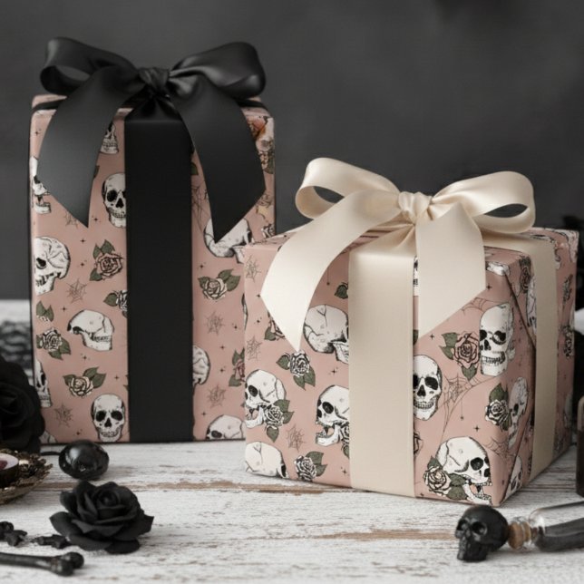 Vintage Rose Gothic Skulls und Rose Blumenstrauß Geschenkpapier (Gothic Antique Rose & Black Floral Skulls Wrapping Paper. Vintage Dark Skull Roses Halloween Pattern)