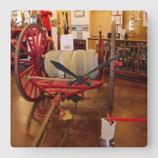 Vintage Rot-Big-Wheel-Feuerschlauchrolle  Quadratische Wanduhr