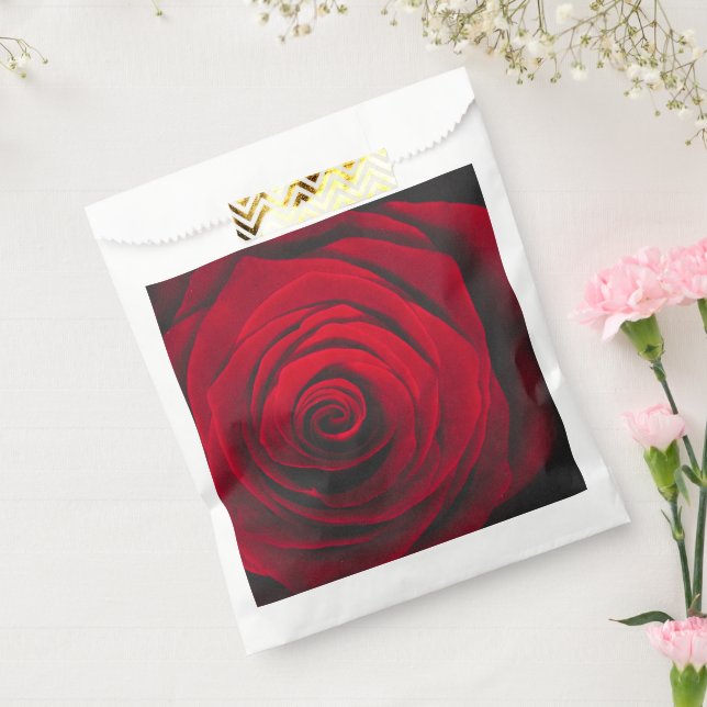 Vintage rote Rose auf schwarzem Hintergrund Geschenktütchen (Versiegelt)