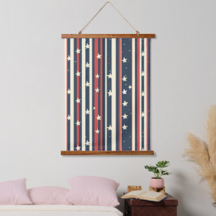 Vintage rote, weiße und blaue Streifen mit Sternen Wandteppich Mit Holzrahmen