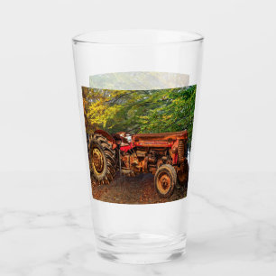Vintage roter landwirtschaftlicher Traktor Glas