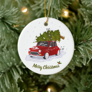 Vintage roter Retro-Auto bringt Weihnachtsbaum nac Keramik Ornament
