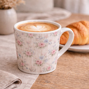 Vintage-Rustikaler Shabby-Chic-Blumenstrauß auf Ho Milchtasse