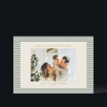 Vintage Sage Green Stripes Custom Foto Weihnachten<br><div class="desc">Mit dieser modernen, gestreiften Weihnachtskarte mit Ihrem beliebten Foto für die ganze Familie können Sie Ihre Urlaubswünsche teilen. Diese festliche Karte ist mit einem sauberen Elfenbeinhintergrund und schlauen grünen horizontalen Streifen gestaltet und verbindet zeitgemäßen Minimalismus mit zeitlosem Charme. Die klassische Serifenart und das Kleinschreibung-Skript verleihen eine raffinierte, herzliche Touch. Diese...</div>
