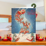 Vintage Santa Claus Sleigh and Reindeer Flying Feiertagskarte<br><div class="desc">Dieser Vintage Weihnachtsmann und der fliegende Rentier ist die coole alte Klassikkarte. Genießen Sie eine Touch der Vergangenheit mit diesem klassischen Design.</div>