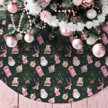 Vintage Santa Retro Rosa Weihnachtsmonografie Polyester Weihnachtsbaumdecke<br><div class="desc">Fügen Sie Ihrem Urlaubsstil eine skurrile Touch mit diesem exquisiten Monogramm-Baumrock hinzu. Verziert mit handgemalten Aquarellbildern mit verschiedenen Vintag inspirierten Elementen. In der Mitte befindet sich ein charmanter Vintager rosa Schreibmaschine und rosa Briefkasten-Set, umgeben von einem festlichen Weihnachtsbaum und Retro-Ornamenten. Das Design wird mit einem fröhlichen Weihnachtsmann und einem spielerischen...</div>