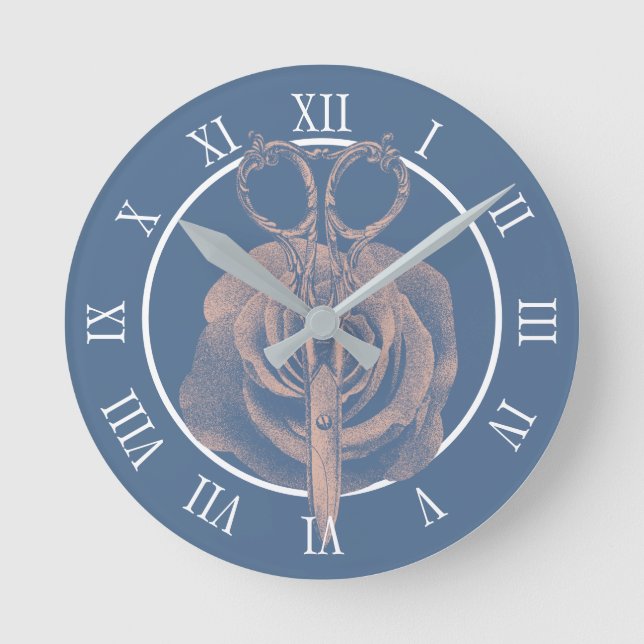 Vintage Schere & Rose Blume Dusty Blue Salon Runde Wanduhr (Vorderseite)