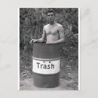 Vintage-Schönling im Müllcontainer Postkarte