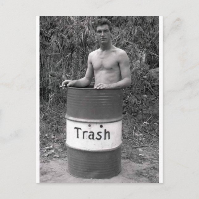 Vintage-Schönling im Müllcontainer Postkarte (Vorderseite)