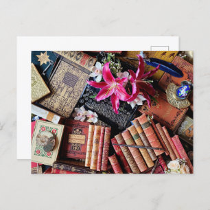 Vintage Schreibmaschine und alte Bücher Postkarte