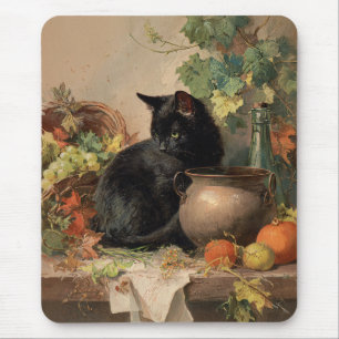 Vintage Schwarze Katze zwischen herbstlichen Früch Mousepad