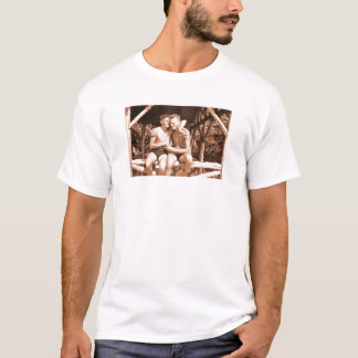 Vintage schwules Paar umarmt Sommercamp-Freunde T-Shirt