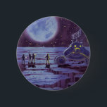 Vintage Science Fiction Erde Rover Außerirdischen  Button<br><div class="desc">Vintage Illustration futuristische Außerirdischen und Roboter Science Fiction Bild mit einem klassischen 50er Comic Buch Design. Retro-Sci-Fi-Design mit Alien-Astronauten auf einem fremden Planeten mit einem Raumfahrzeug,  Mondrover oder Mondrover und Blick auf die Erde und den Weltraum und winkend. Ein dunkler Himmel mit hellen Sternen und Planeten.</div>