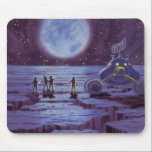 Vintage Science Fiction Erde Rover Außerirdischen  Mousepad<br><div class="desc">Vintage Illustration futuristische Außerirdischen und Roboter Science Fiction Bild mit einem klassischen 50er Comic Buch Design. Retro-Sci-Fi-Design mit Alien-Astronauten auf einem fremden Planeten mit einem Raumfahrzeug,  Mondrover oder Mondrover und Blick auf die Erde und den Weltraum und winkend. Ein dunkler Himmel mit hellen Sternen und Planeten.</div>