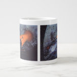 Vintage Science Fiction, Mondrakete abstrahlen Jumbo-Tasse<br><div class="desc">Vintage Illustration futuristischen Weltraum und Planeten Science Fiction Bild. Ein klassisches 50er Retro Comic Buch Reise und Transport sci fi Design mit einem Raumschiff,  das vom Mond mit Kratern in den dunklen Nachthimmel mit Sternen.</div>