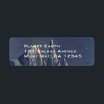 Vintage Science Fiction, Mondschneeplanet<br><div class="desc">Vintage Illustration futuristische Science Fiction Planeten und Weltraumbild. Ein 50er Retro-Sci-Fi-Comic Buch-Design mit einem fremden Planeten bedeckt mit Eis und Schnee in der Nacht mit einem Halbmond über den Bergen im Winter.</div>