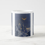 Vintage Science Fiction, Mondschneeplanet Jumbo-Tasse<br><div class="desc">Vintage Illustration futuristische Science Fiction Planeten und Weltraumbild. Ein 50er Retro-Sci-Fi-Comic Buch-Design mit einem fremden Planeten bedeckt mit Eis und Schnee in der Nacht mit einem Halbmond über den Bergen im Winter.</div>