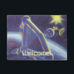 Vintage Science Fiction Orbit-Raumstation Fußmatte<br><div class="desc">Leicht zu personalisieren diese Begrüßungsmatte mit Ihrem eigenen Text! Vintage Illustration futuristischen Weltraum und Planeten Science Fiction Bild. Eine Raumstation,  die sich um einen Planeten oder Mond umkreist und in Zukunft eine helle Sonne am Himmel strahlt. Ein klassischer 50er Retro-Sci-Fi-Comic Buch Design.</div>