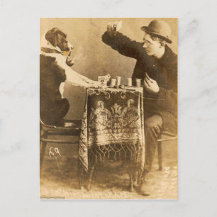 Vintage Sepia-Mann spielt Karten mit Hund, der Pfe