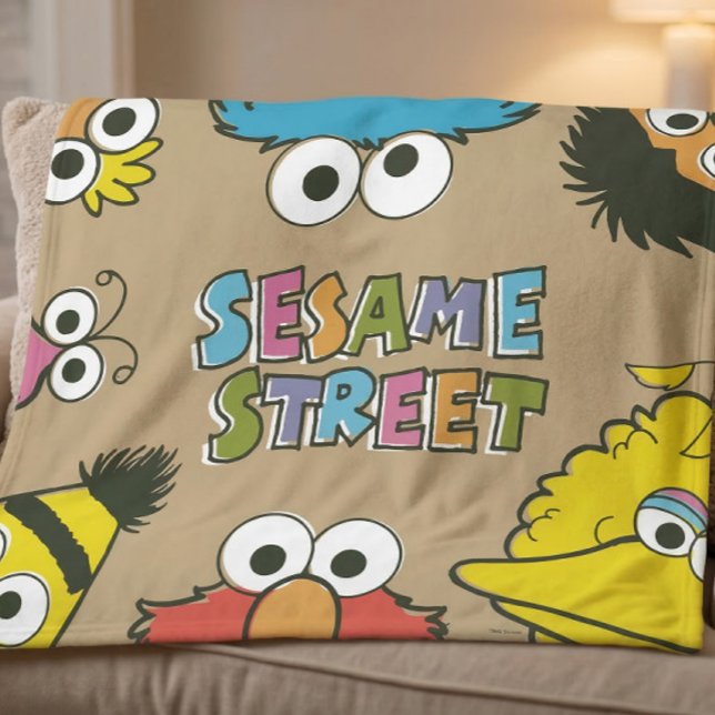Vintage Sesamstraße Freunde Fleecedecke (Generated image of blanket on chair)