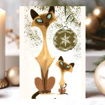 Vintage siamesische Weihnachtskatzen Feiertagspostkarte<br><div class="desc">Vintage Siameser Weihnachtskatzenpost. Dieses Design besticht durch Vintage siamesische Katzen mit einem Weihnachtsgeschmack. Was für eine schöne Retro-Urlaubsszene!</div>